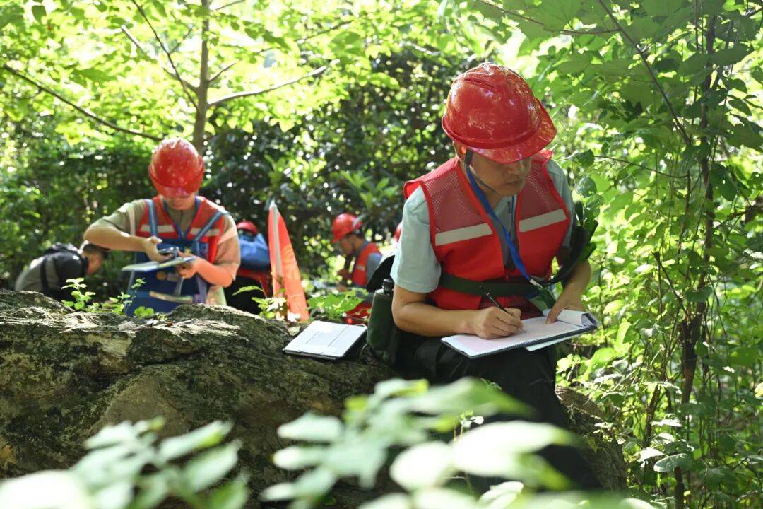 2025年度四川省地質(zhì)勘查行業(yè)地質(zhì)調(diào)查員(礦產(chǎn)地質(zhì)方向)職業(yè)技能競賽在蓉開幕:地質(zhì)勘查